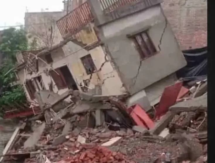 प्रतापगढ़ में 100 साल पुराना मकान ढहा, एक ही परिवार के 6 लोगों की दर्दनाक मौत
