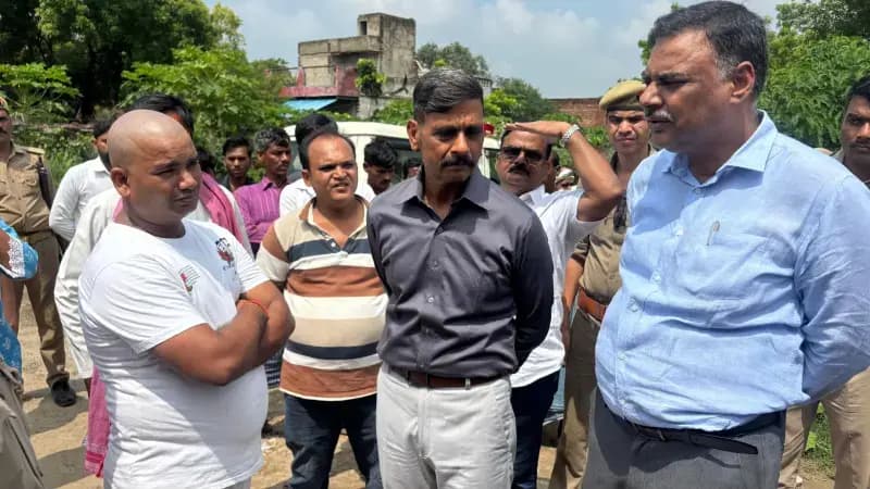 बाढ़ को लेकर प्रशासन अलर्ट, मंडलायुक्त व डीएम ने हरसिंघपुर-मल्लेपुर का किया निरीक्षण