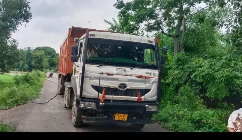अनियंत्रित ट्रक ने उखाड़े बिजली के सात खंभे, एक सप्ताह से आधा गांव अंधेरे में