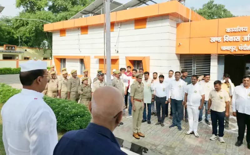 ब्लाक प्रमुख अजय सिंह ने ब्लाक मुख्यालय पर किया ध्वजारोहण