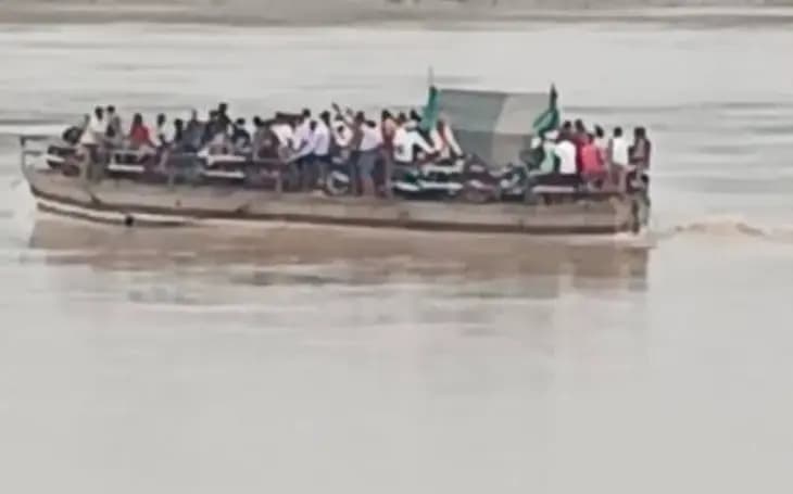 गंगा में बढ़ते जलस्तर को देखते हुए नगवा-चोचकपुर घाट पर नाव संचालन बंद