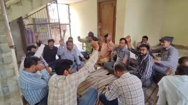 अयोध्या में लेखपाल पर कार्रवाई के विरोध में चंदौली में धरना, तहसील में जुटे लेखपाल
