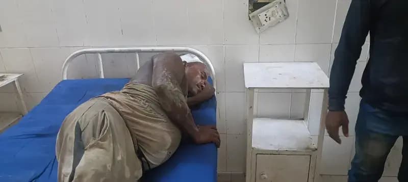 निर्माणाधीन सीसी सड़क पर जाने से रोकने को लेकर विवाद, मजदूर पर फावड़े से हमला; वीडियो वायरल