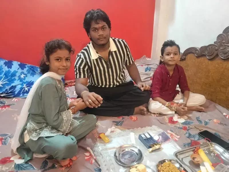 बहनों ने भाई को राखी बांधकर लिया सुरक्षा का वचन