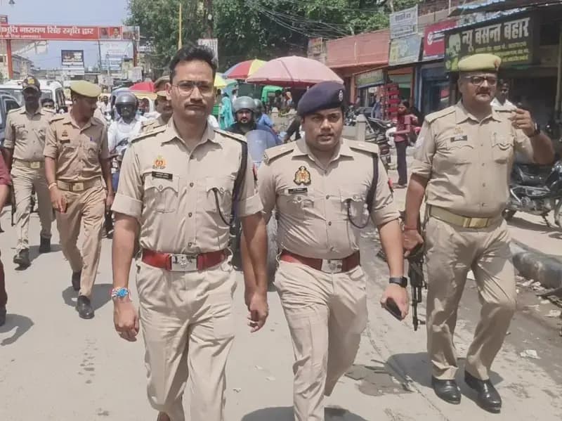 रक्षाबंधन को लेकर चन्दौली पुलिस अलर्ट, एसपी ने मुगलसराय और पड़ाव में किया पैदल गश्त