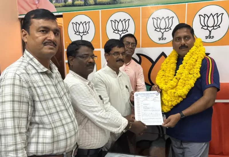 धन्यवाद ज्ञापन के साथ शिक्षकों ने विधायक को सौंपा विशेष अवकाश की मांग का ज्ञापन