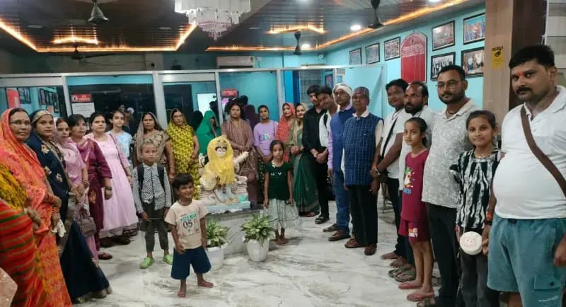 डैडीज इंटरनेशनल स्कूल की निःशुल्क तीर्थयात्रा बस 19वीं बार अयोध्या धाम के लिए रवाना