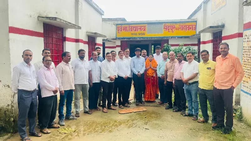 शिक्षा मित्र एवं शिक्षक पदाधिकारियों ने राज्य पुरस्कार प्राप्त श्रीमती उषा सिंह का किया भव्य स्वागत