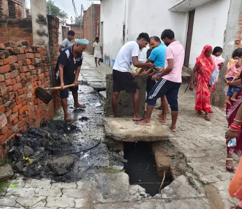 शिकायत के बाद भी नहीं जागे जिम्मेदार, घरों में घुसा सीवर का गंदा पानी; ग्रामीणों ने खुद संभाली सफाई