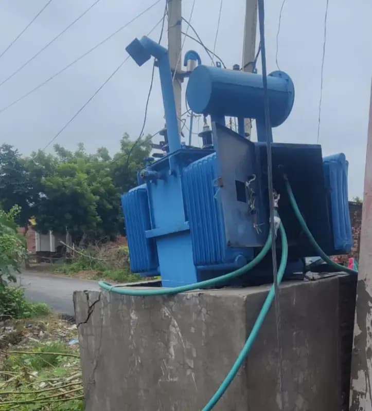 फाउंडेशन धंसने से झुका ट्रांसफार्मर, हादसे की आशंका