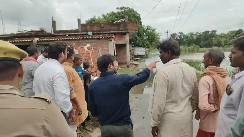 बाढ़ प्रभावित चूरमूली गांव पहुंचे डीएम, राहत व्यवस्था का लिया जायजा