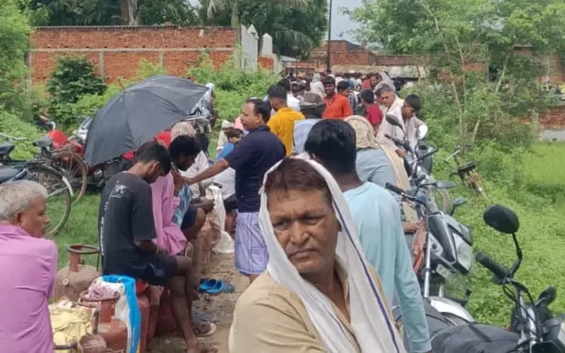 बुकिंग के बाद भी सिलेंडर के लिए रात से लग रही लाइन, डिलीवरी का मैसेज आने पर भी गैस न मिलने का आरोप