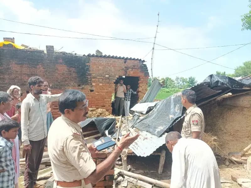 दीवार गिरने से मलबे में दबी महिला, गंभीर हालत में जिला अस्पताल रेफर