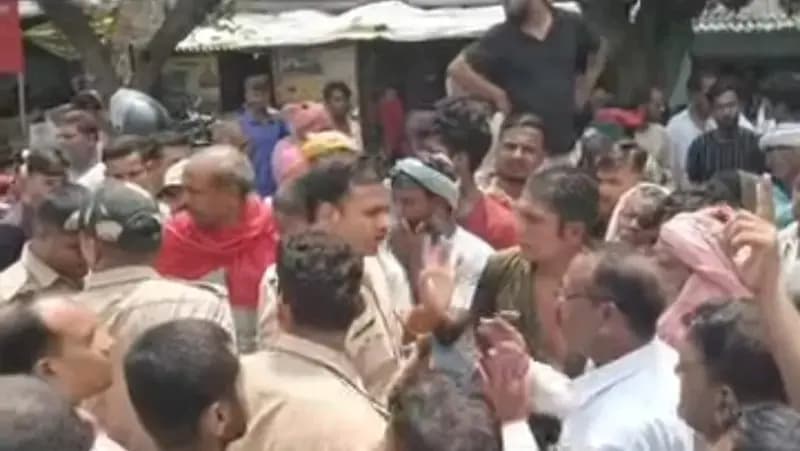 सिलेंडर न मिलने से भड़के उपभोक्ता, सड़क पर सिलेंडर रखकर लगाया जाम