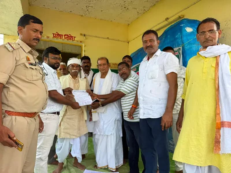 बिजली कटौती के खिलाफ किसानों का विद्युत उपकेंद्र इलिया पर धरना