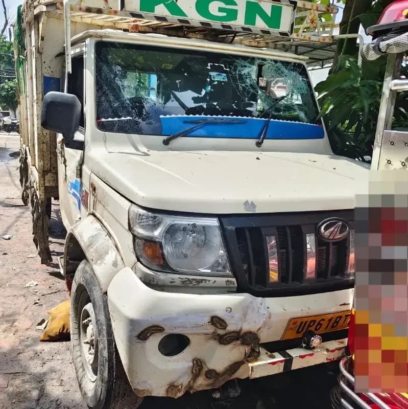 पुलिस टीम पर पिकअप चढ़ाने का प्रयास, पुलिया से टकराकर पलटा वाहन; सात गोवंश बरामद