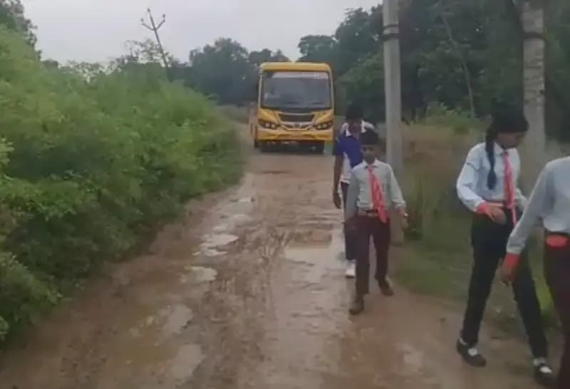 नेगुरा-मसौनी से नवहीं पुल मार्ग खतरनाक, स्कूल बसों से बच्चों को पैदल उतारकर ले जाने को मजबूर