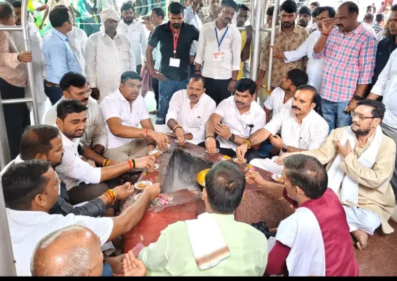 बाबा कीनाराम जन्मोत्सव में पहुंचे विधायक सुशील सिंह, अगले वर्ष भव्य प्रतिमा निर्माण का दिया आश्वासन