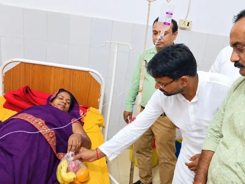 पीएम मोदी के जन्मदिन पर मरीजों में बांटे फल