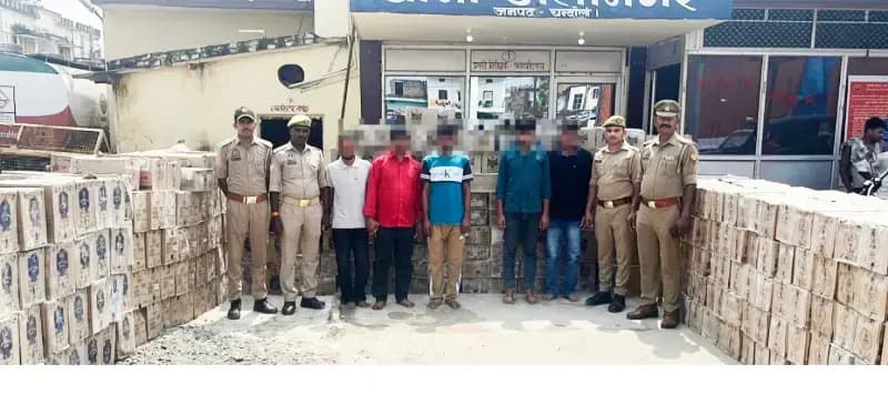 पुट्टी की बोरियों के नीचे छिपी थी 1.20 करोड़ की शराब, चंदौली में अंतरराज्यीय गिरोह के पांच तस्कर गिरफ्तार