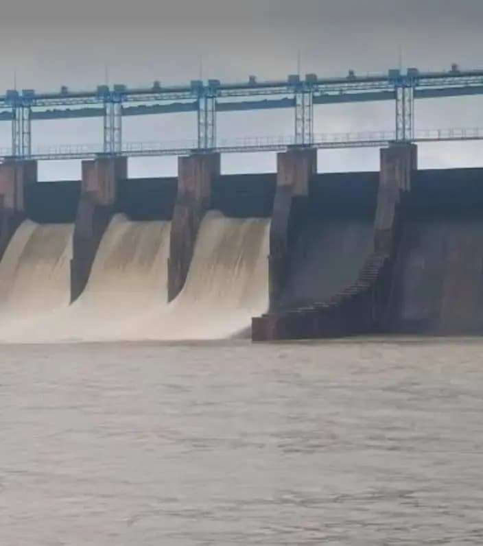 मूसाखांड़ डैम के तीन गेट खुले, लतीफ शाह बीयर से ढाई फीट पानी नदी में गिरा