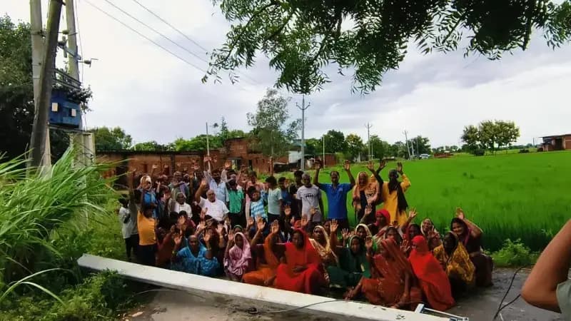 बारिश में गिरे बिजली के दो खंभे,दलित बस्ती की बिजली गुल