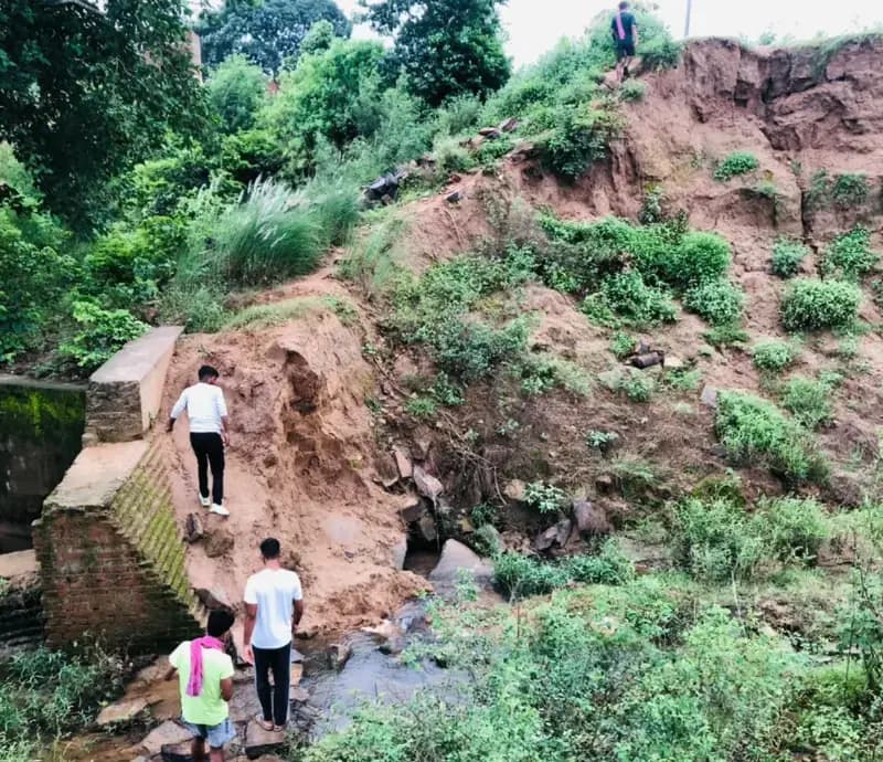 क्षतिग्रस्त साइफन से खेल मैदान जाने में युवाओं को परेशानी