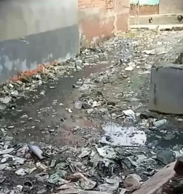 गंदे पानी और कचरे से पटी लालपुर की गली,बच्चों का गुजरना हुआ मुश्किल*