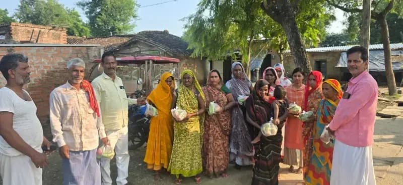 जीवित्पुत्रिका व्रत की पूर्व संध्या पर व्रती महिलाओं में फल वितरित