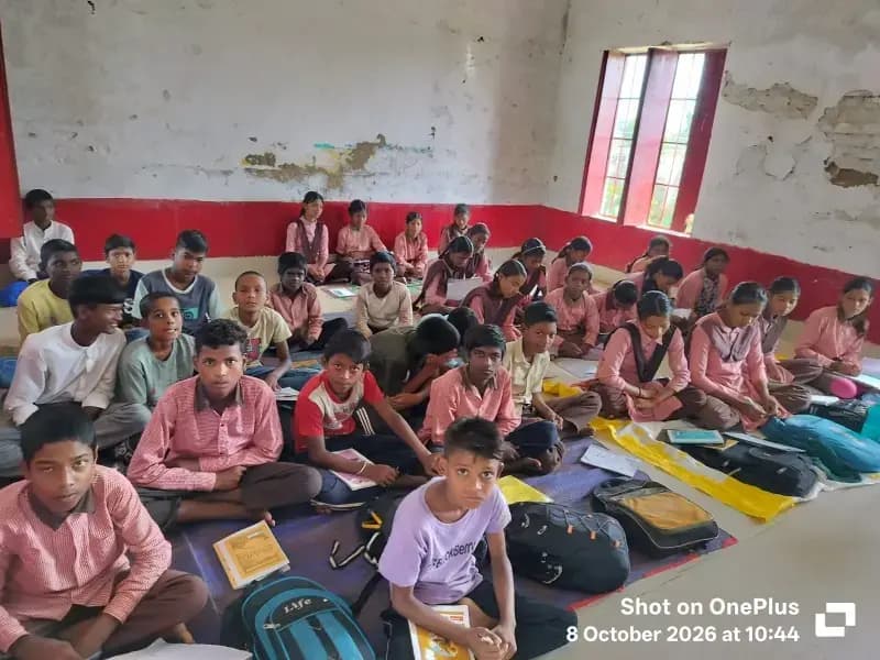 फर्श पर टाट-पट्टी बिछाकर पढ़ने को मजबूर छात्र, बेंच-कुर्सियों का इंतजार