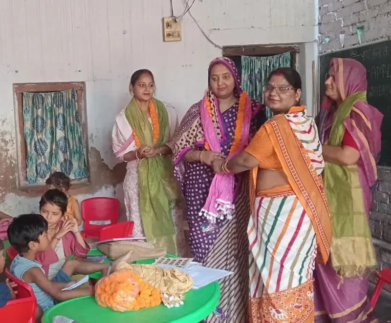 आंगनबाड़ी केंद्र पहुंचीं सभासद, कार्यकत्रियों को अंगवस्त्र भेंट कर किया सम्मानित