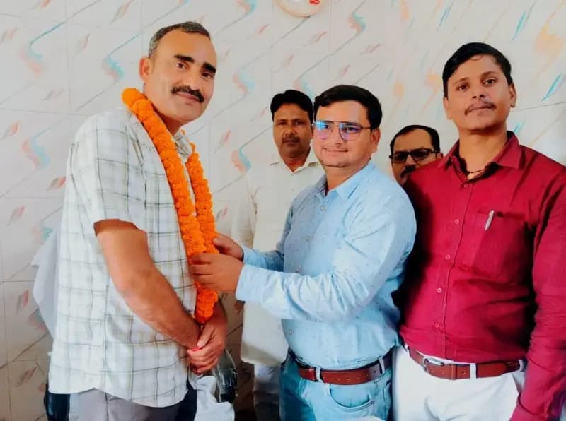 बच्चों को बताया शिक्षा विभाग का असली ब्रांड एम्बेसडर, नवागत बीईओ का स्वागत