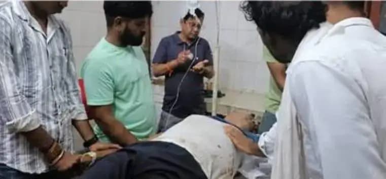 ट्रक की टक्कर से बाइक सवार गंभीर रूप से घायल, जिला अस्पताल रेफर