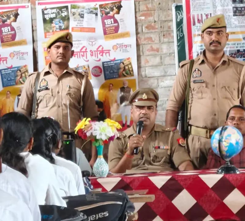 नारी शक्ति को लेकर थानाध्यक्ष ने छात्राओं को किया प्रेरित, साइबर अपराध से बचाव के बताए तरीके