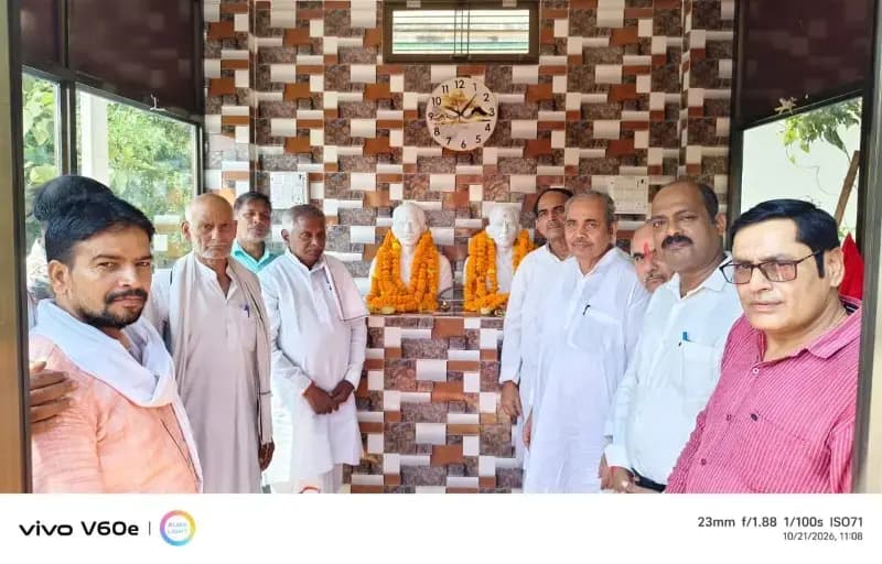 करनौल गांव में स्व. रामनरेश सिंह और स्व. रामसुधार सिंह की प्रतिमाओं का विधायक कैलाश आचार्य ने किया अनावरण