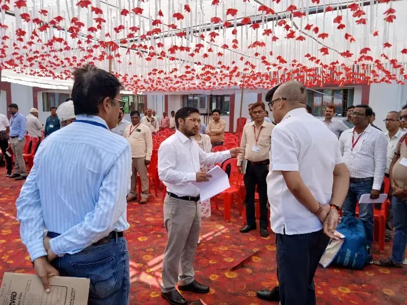 एमएलसी चुनाव के लिए मतदान पार्टियां रवाना, डीएम ने परखी व्यवस्था