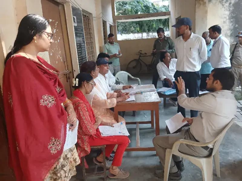 मतदाता सूची में नाम जुड़वाने के लिए बूथों पर चला विशेष अभियान