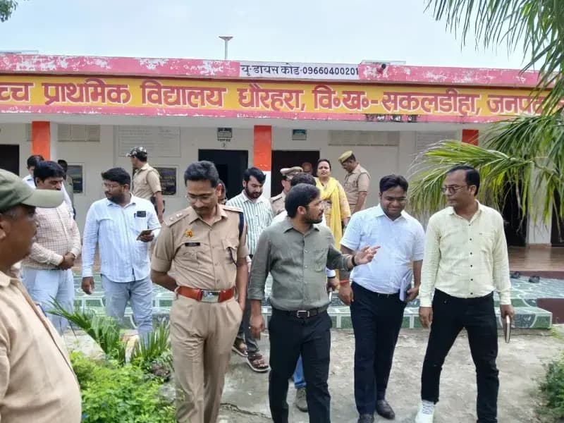 डीएम-एसपी ने धौरहरा के विद्यालयों का किया औचक निरीक्षण, बच्चों का परखा शैक्षणिक स्तर